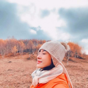 张蕾去旅游穿得好减龄，橙色外套配毛线帽，素颜反而更显年轻